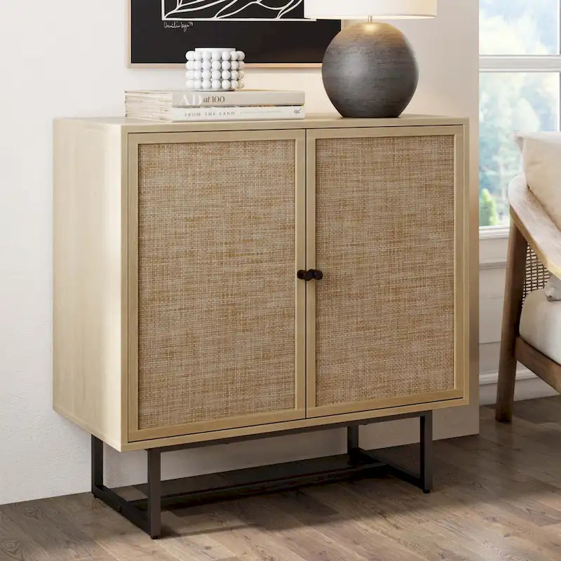 Akzentschrank mit Türen aus natürlichem Rattan-Geflecht, Metalluntergestell und verstellbarem Einlegeboden